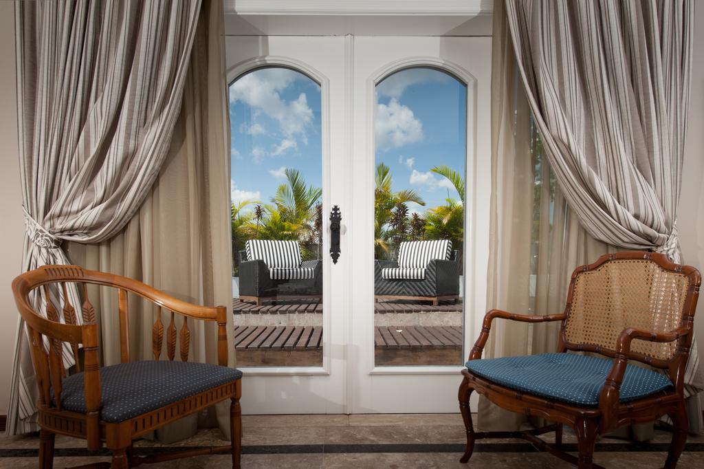 Hotel Tropical Manaus Luaran gambar A window with curtains