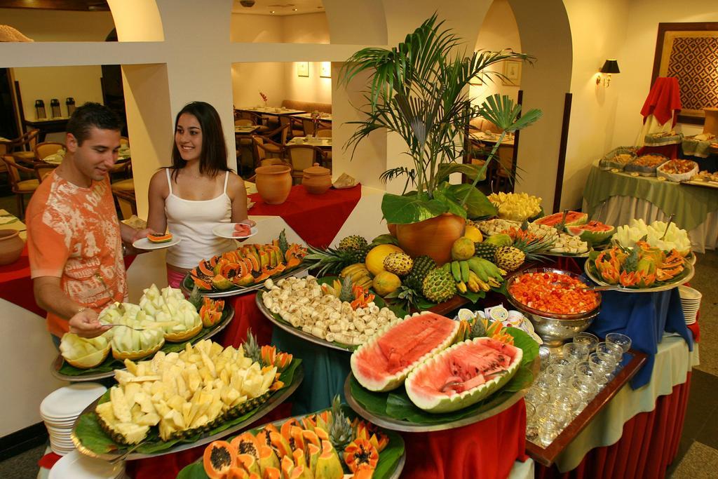Hotel Tropical Manaus Luaran gambar A fruit buffet