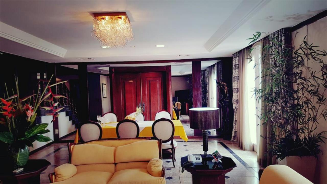 Hotel Tropical Manaus Luaran gambar A living room in a luxury apartment