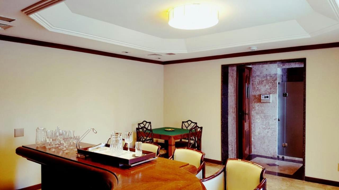 Hotel Tropical Manaus Luaran gambar A room with a ceiling cornice