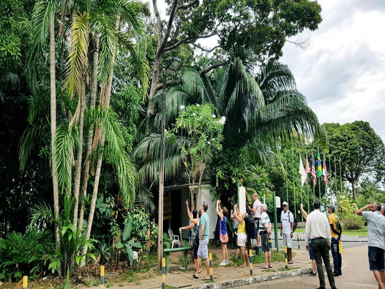 Hotel Tropical Manaus Luaran gambar Visitors at the entrance of the zoo
