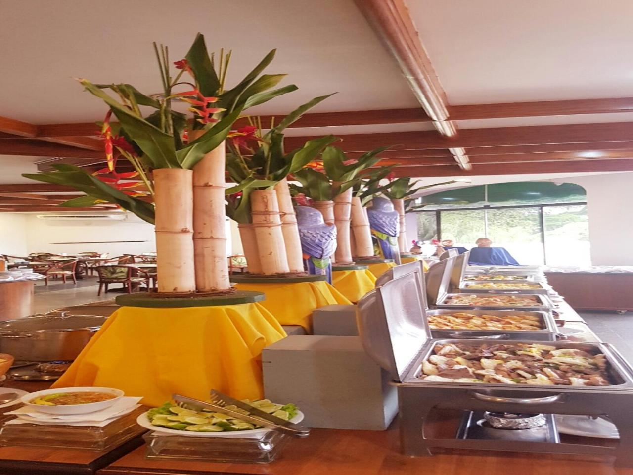 Hotel Tropical Manaus Luaran gambar A buffet at a hotel