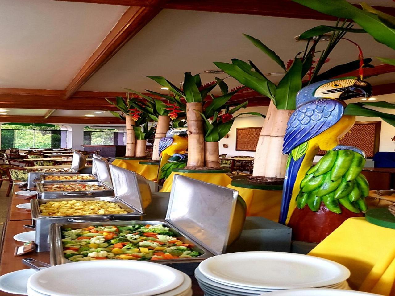 Hotel Tropical Manaus Luaran gambar The buffet at the restaurant